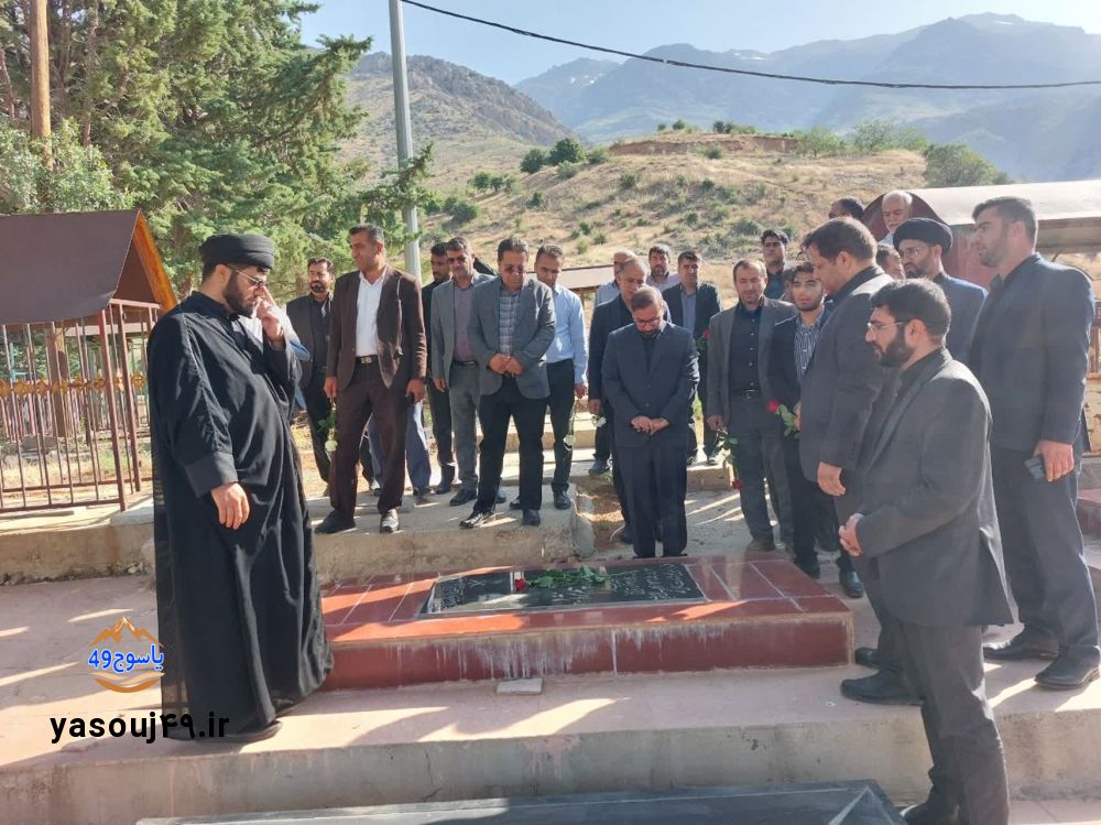پیوند قضاوت و شهادت؛ عطر افشانی گلزار شهدای سی‌سخت توسط کارکنان دادگستری دنا 