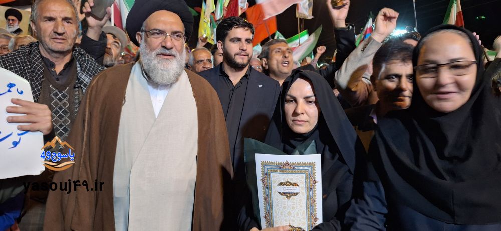 فیلم| تجلیل از مدیر مدرسه فرهنگیان عترت در جمع سفیران معروف