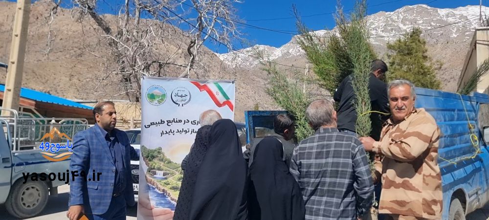 توزیع نهال رایگان بین نمازگزاران شهر سی‌سخت